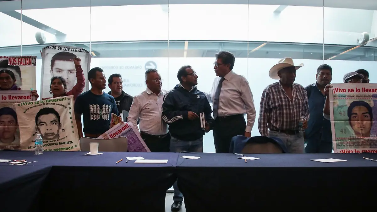 Padres de normalistas se reunen con Ricardo Monreal